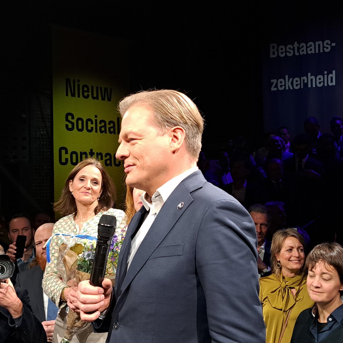 Omtzigt voorziet een ingewikkelde puzzel. Hij noemt zowel een 'kabinet op afstand' (zakenkabinet) en een minderheidskabinet als mogelijke opties. ,,Voor wie met wie is het nog te vroeg. Wie de premier wordt? Daar is met deze uitslag nog helemaal niets over te zeggen"