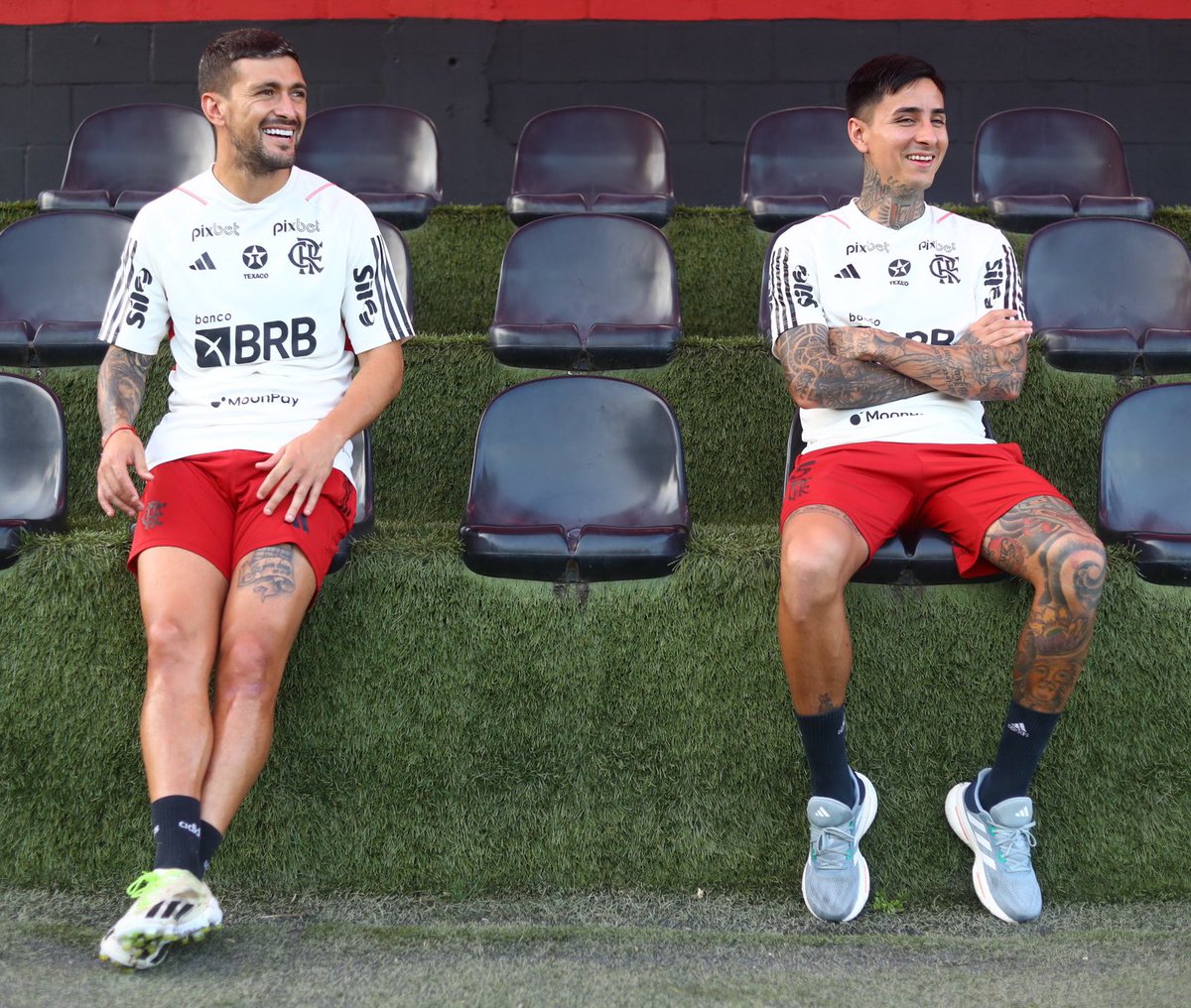 Flamengo_es's tweet photo. 😁🇺🇾 &amp; 🇨🇱😁 https://t.co/XE5RPv8Nah