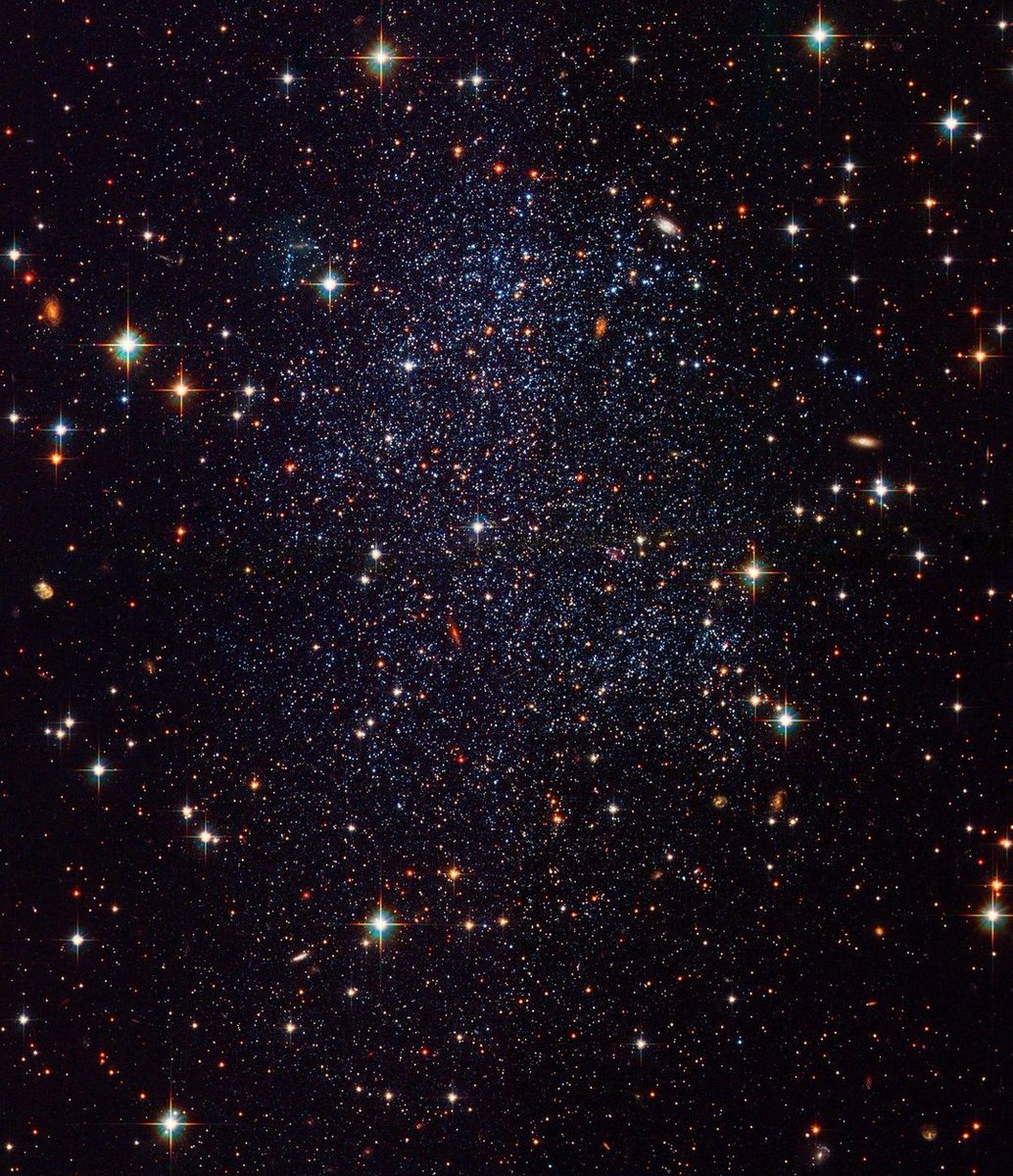 rapplerdotcom's tweet photo. ‘CAUSE I SEE SPARKS FLY ✨

NASA Hubble shares a snap of the Sagittarius dwarf irregular galaxy, glittering with thousands of stars 3.5 million light-years away. 📷 NASA Hubble https://t.co/7HXfWQjr46