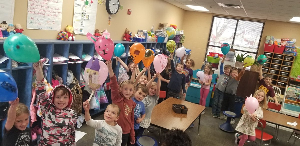 McMahonFirsties's tweet photo. First grade "Macy's " Thanksgiving Day parade! #mcfirsties #handsonlearning https://t.co/pM1r0fz5Ws