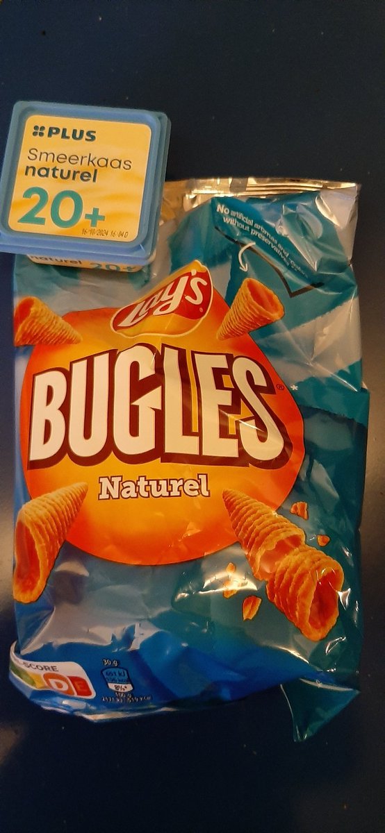 AlexvanNetten's tweet photo. #EVENWATANDERS : Bugels, allemachtig lekkere snack (tijdens feestelijke en dieptrieste aangelegenheden zoals de verkiezingen). Koop jij altijd zo'n duur, net te klein tubetje "Danish Chef" ? Koop gewoon smeerkaas (welk merk dan ook). Combineert prima. https://t.co/D04ns3enAE