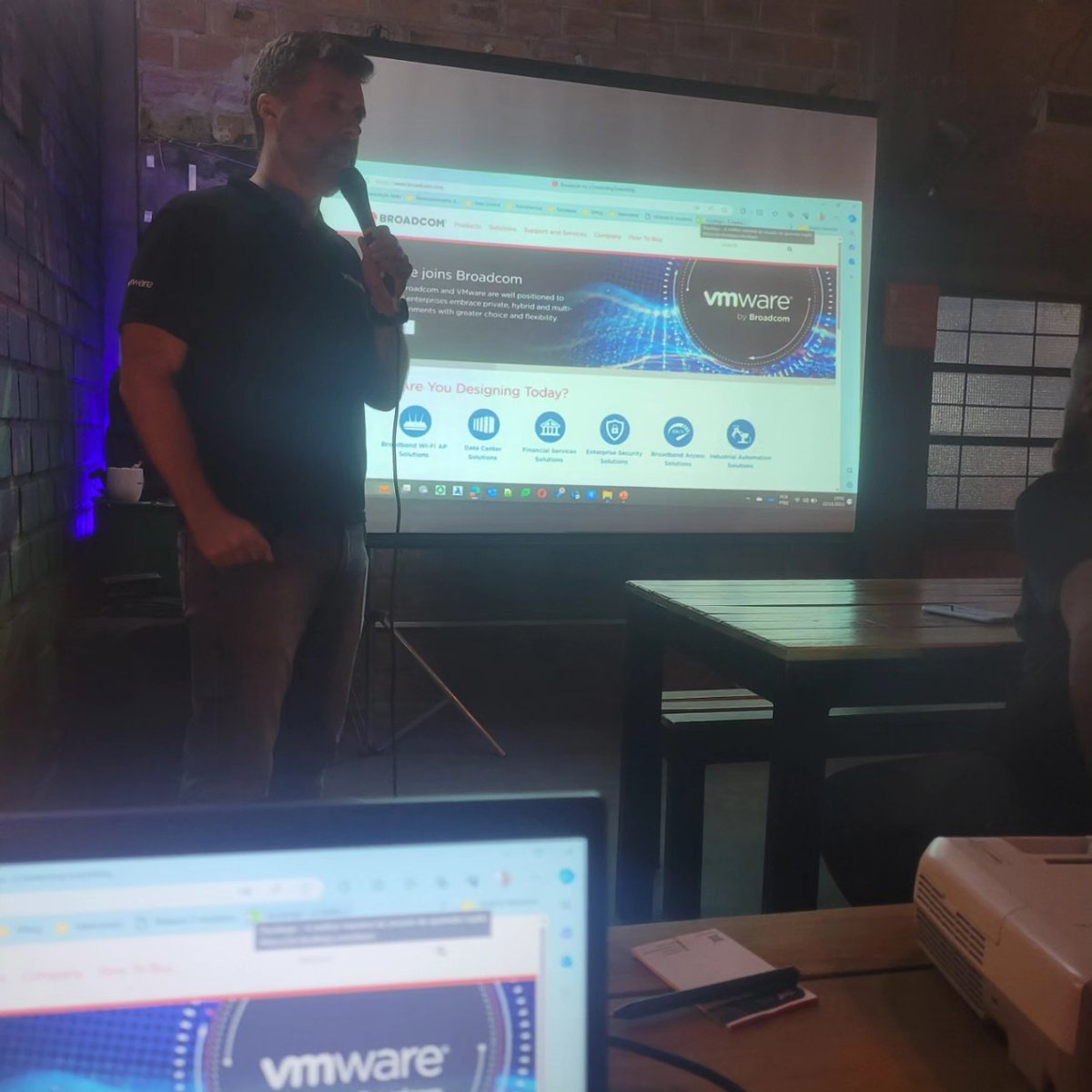 Bronza apresentando as novidades do VMware Explore 2023, e junto apresenta a nossa comunidade a nova logomarca da VMware by Broadcom!