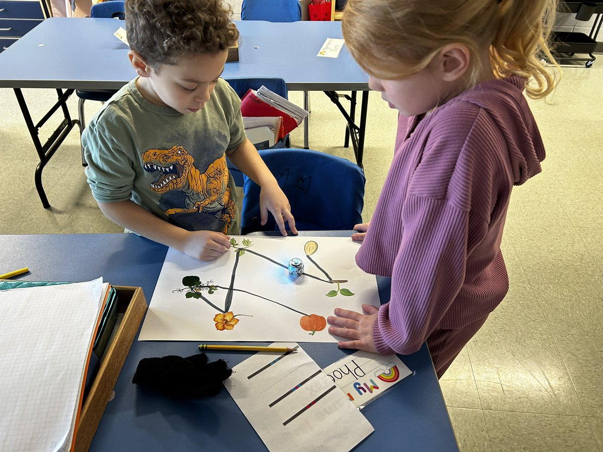 RickLapi's tweet image. Ss in @katieburns178 class creates pathways around the life cycle of a pumpkin utilizing the  @Ozobot. Experiences like these lead to deeper learning and longer retention. @BrecknockRocks #mifflinsd #texpl
