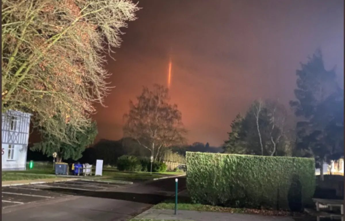 iafutee's tweet photo. Le ciel de Normandie s'embrase tous les deux ans dans une fascinante lueur orange, transformant la nuit en un tableau vivant. Un spectacle naturel ou un coup de pinceau industriel ? #CielOrange #Normandie #PhenomeneNaturel https://t.co/96THAtXSDh