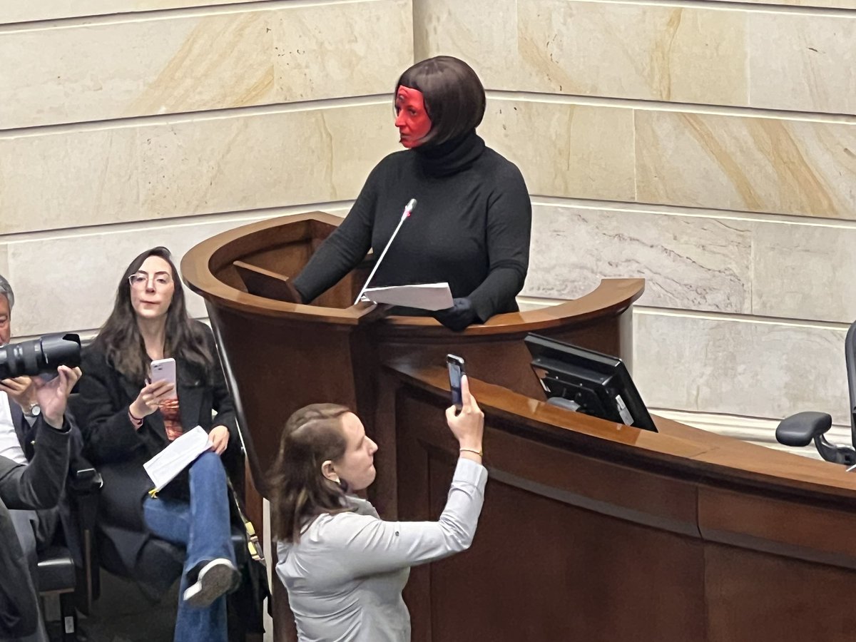 alejaboficial's tweet photo. El 21 de Noviembre, tres enmascarados llevaron al Congreso una propuesta para igualdad: 50% mujeres en decisiones, educación sin estereotipos y fin a la violencia. Seguimos luchando por un país equitativo. ✊🏻 #NiConElPétaloDeUnaRosa 🌹 https://t.co/FVa9lCp5YK