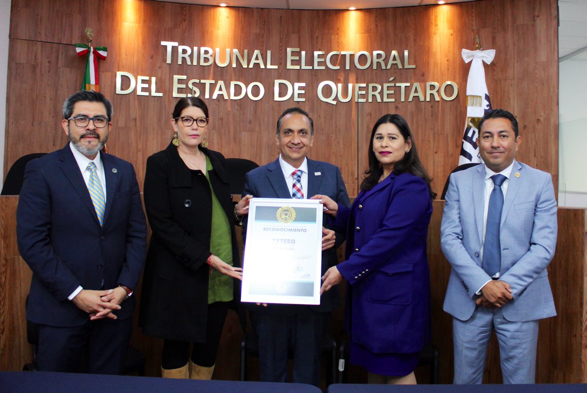 TEEQRO's tweet photo. El 100% del funcionariado del #TEEQ concluyó la capacitación: “Servidores Públicos Anticorrupción”, convirtiéndose en la primera institución electoral en recibir el reconocimiento por parte del @SEAQRO por su valor ético y compromiso social en el combate a la corrupción. https://t.co/c48np17qjp