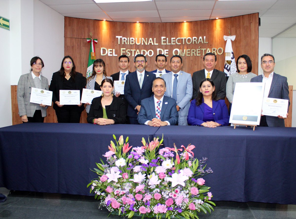 TEEQRO's tweet photo. El 100% del funcionariado del #TEEQ concluyó la capacitación: “Servidores Públicos Anticorrupción”, convirtiéndose en la primera institución electoral en recibir el reconocimiento por parte del @SEAQRO por su valor ético y compromiso social en el combate a la corrupción. https://t.co/c48np17qjp