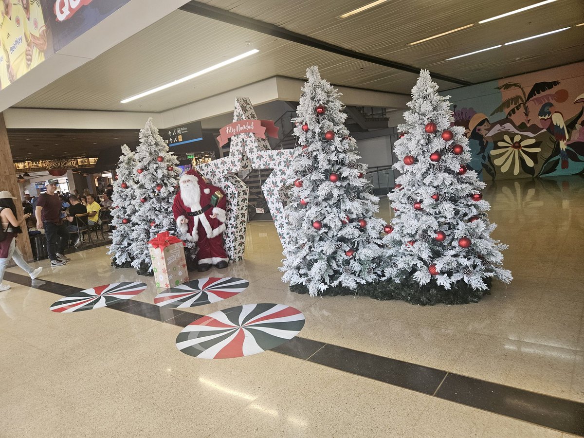 MariacaLondon's tweet photo. @AeroMedellinRNG Feliz Navidad es tener en donde sentarse... más sillas, menos adornos! https://t.co/7AxQXCLmur