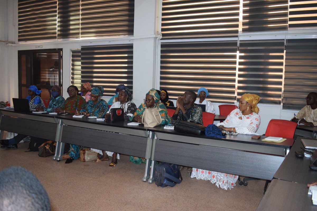 Mfolkecenter's tweet photo. #Innovrec: @Mfolkecenter a initié un atelier de 3 jours pour outiller une cinquantaine de membres des organisations membres du RESO Climat Mali et les Associations des jeunes.
Au cœur des discussions : #EmploisVerts, #EnergiesRenouvelables, et cohésion sociale. Cette initiative, partie intégrante du projet Innov-ReC financé par @SwedeninML se tient du 22 au 24 novembre 2023 à Bamako.
#GreenJobs #Mali