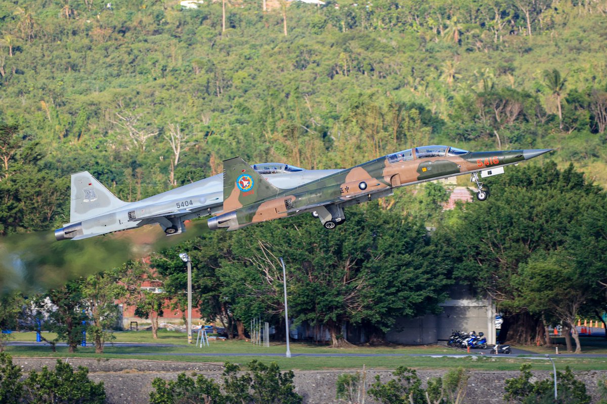gamblers21's tweet photo. 台湾空軍のF-5F，フォーメーション離陸 https://t.co/l2QVDc6LJQ