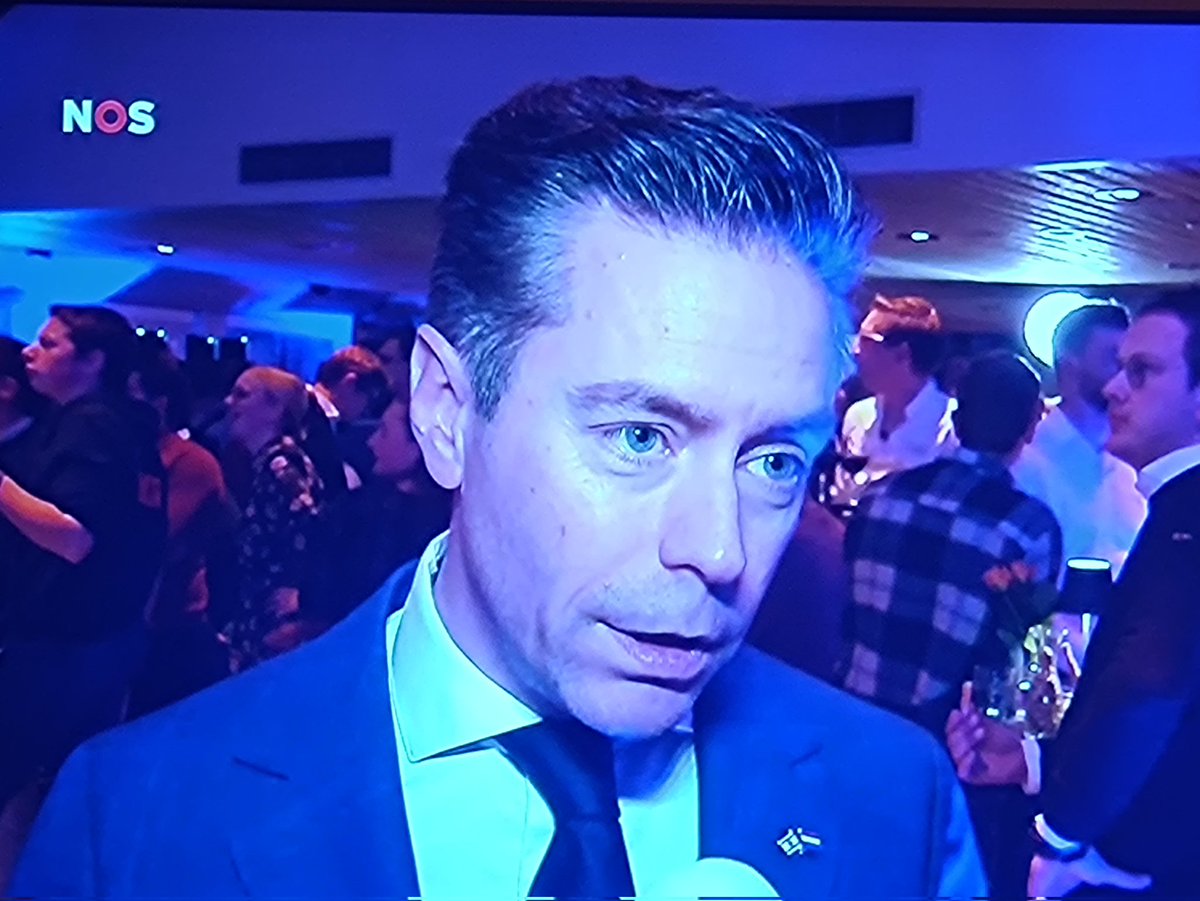 Zo kan het ook: een beheerste, beleefde en een reflecterende <a href="/chris_stoffer/">Chris Stoffer</a> van de #SGP over hun uitslag. 

Daar kan de zeer slechte verliezer #Jetten met zijn bashende gejengel richting #DilanYesilgoz veel van leren.