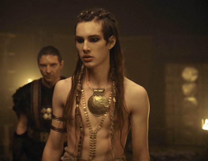 animafragjle's tweet photo. Omg ho appena realizzato che Massimo è lui:
#NoiSiamoLeggenda
#romulus2 https://t.co/CKzdJMyDFP