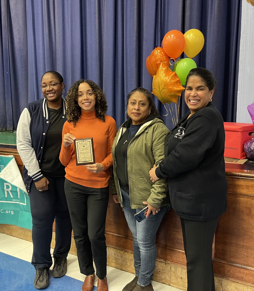 Great spending time with families as we enter into this holiday season! Thank you PS 199 Shakespeare School for all you do! —— ¡Es genial pasar tiempo con las familias mientras entramos en esta temporada de vacaciones! ¡Gracias PS 199 Shakespeare School por todo lo que haces!