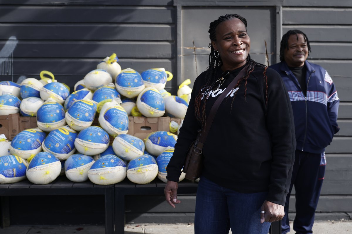 jachristian's tweet photo. Despite yesterday's fire at Horn BBQ, Matt Horn is handing out free turkeys outside of the burnt West Oakland establishment today with help from family and friends, including his mother Enola and @TylerFlorence. More from @jesssmflores on @sfchronicle https://t.co/PS9CKirVH0 https://t.co/36MnCleoun