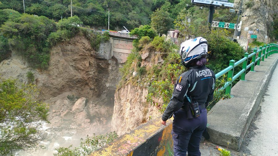 radio_pichincha's tweet photo. 🔴 #Atención l Usuarios de redes sociales alertan de un deslizamiento de tierra, debajo de la vía, en la entrada y salida al sector de Guápulo, por la av. Simón Bolívar. El @ECU911Quito informa que personal de la @AMT_Quito realiza el cierre de la av. Simón Bolívar y De Los Conquistadores, sector Guápulo. Unidades de @BomberosQuito acuden al lugar.
