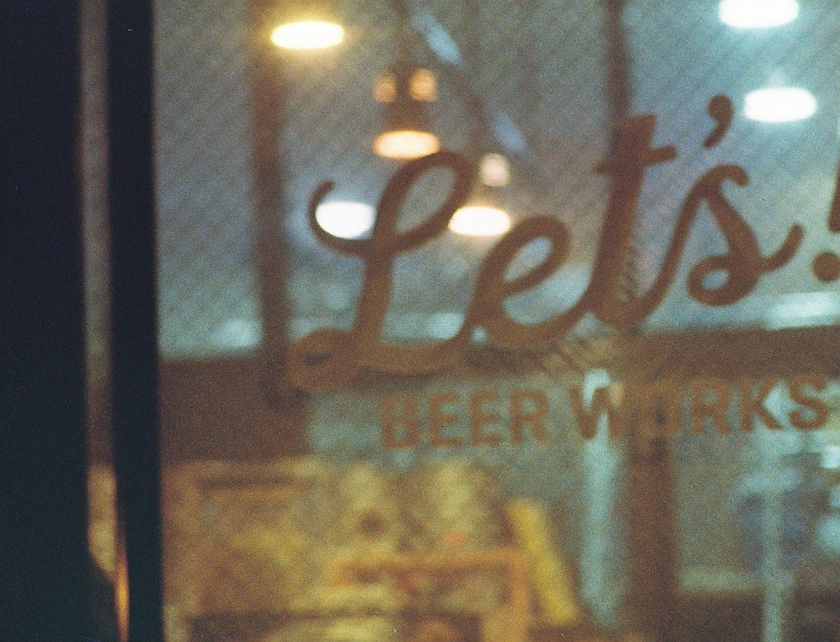 hiiragisanaka's tweet image. ビール屋の夜
#pentaxauto110 #lomochromeMETROPOLIS

手乗りカメラ、ペンタックスオート110は夜も撮れる