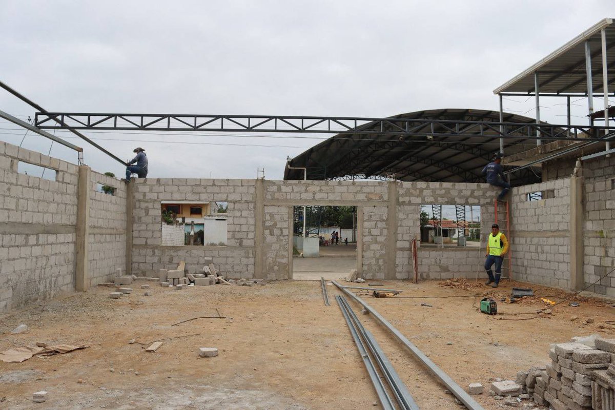 Larry_vite's tweet photo. ESTERO MEDINA
#LAcasaComunal 🏠
Continúan los trabajos de construcción de la casa comunal del sitio Estero Medina, donde se realiza la colocación del techado con la puesta de las estructuras, como parte de la intervención que ejecutamos en este importante centro de reunión https://t.co/MjQowLMQlO