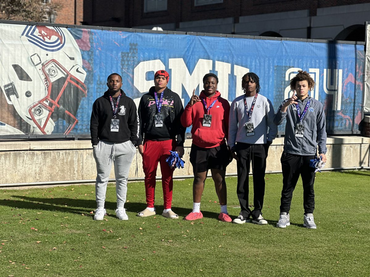 Had a great time hanging out with some of the boys today! We visited @SMUFB & @TCUFootball and even got to hang out with a former @LC_PAT_NATION who is now playing at TCU @ezraoyetade ! @_Dewayne9_ @KhingThibo13493 @montre_08 @1akidi @xavierwright33 #WeAreLC 🔵🟡 #HTT