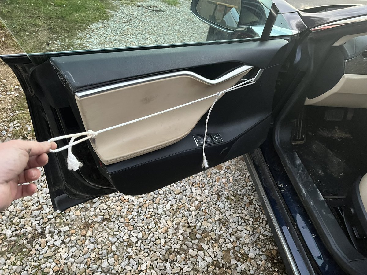 RepThomasMassie's tweet image. For a couple of years this is how I’ve opened the driver’s door on my 2012 Tesla. 😂 

The early retractable door handles had a weak drive gear and used a fault prone pressure sensor.

Today I finally replaced my Gen 1 door handle (pictured) with a Gen 2 door handle from eBay. 👍