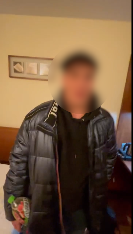 cvvpharos's tweet image. #kawiaq #karpa #pobicie #pobildziewczyne Bartłomiej K. brutalnie pobił dziewczynę na żywo u Marcina F., znanego jako Kawiaq. Zadowolony z chaosu, chłopak i towarzysze szybko się spakowali, zostawiając ją pobitą. Teraz planuje ucieczkę z kraju samolotem.