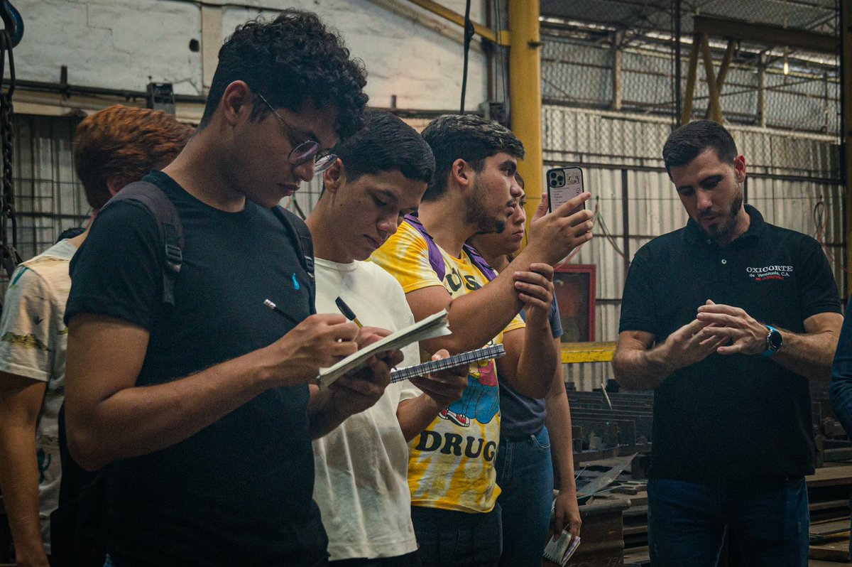 uam_ve's tweet photo. Hoy, 9 de nuestros estudiantes de la Facultad de Ingeniería junto a su Decana, Ariana Rivas, se dirigieron a OXICORTE de Venezuela para aprender un poco más sobre la fabricación de metales 👷 https://t.co/TXSjQrsozL