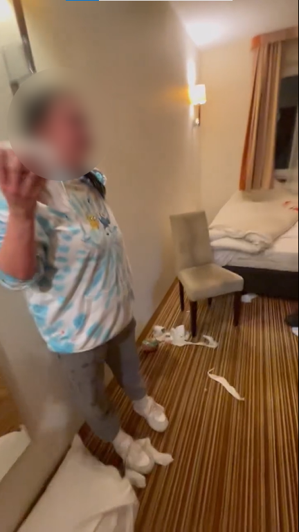 cvvpharos's tweet image. #kawiaq #karpa #pobicie #pobildziewczyne Bartłomiej K. brutalnie pobił dziewczynę na żywo u Marcina F., znanego jako Kawiaq. Zadowolony z chaosu, chłopak i towarzysze szybko się spakowali, zostawiając ją pobitą. Teraz planuje ucieczkę z kraju samolotem.