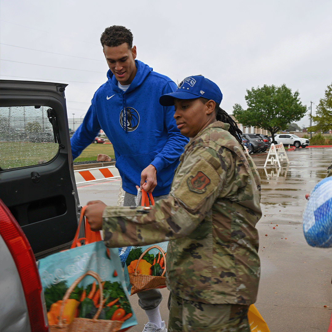 Airmen ofthe 136th Airlift Wing, Texas Air National Guard, and staff and members of the Dallas Mavericks assembled and delivered 300 bags of food for a free Thanksgiving meal as part of the DOD's Commitment to Service initiative📸 Mrs. Julie Briden-Garcia