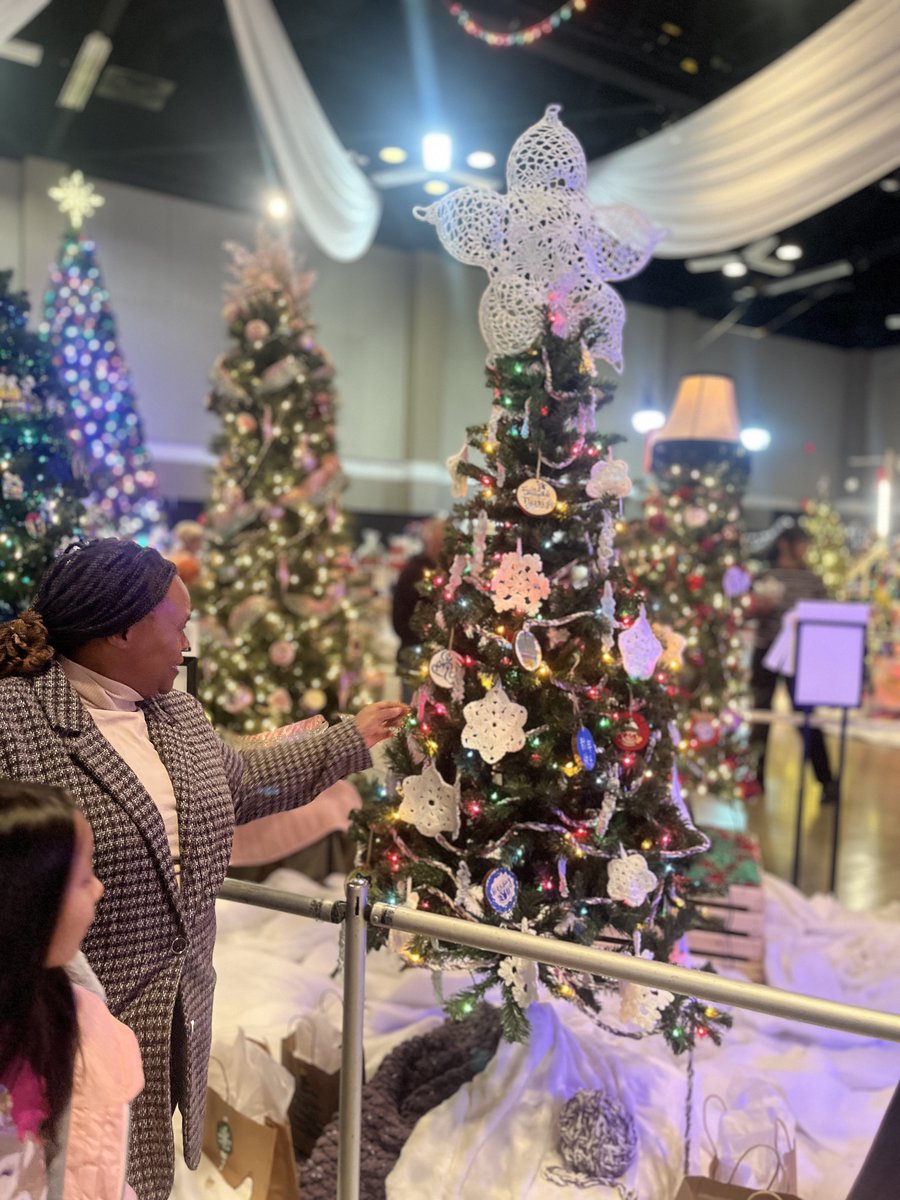 BHCCampus's tweet image. The Festival of Trees is a longstanding QC tradition, and we got involved this year! ESL students from the Yarn &amp;amp; Yak crochet club designed a tree displaying their handmade crocheted or knitted ornaments. Check it out! #festivaloftreesqc #intheq #bhcproud

ow.ly/b0XG50QatOi