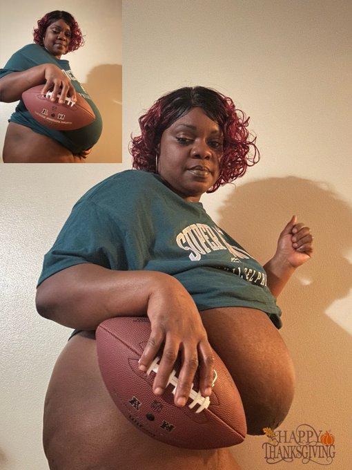 Grab the football 🏈 https://t.co/KgoZ9z5piE<a href="/tag/madamchocolitt"class="tags"><span>#madamchocolitt</span></a>