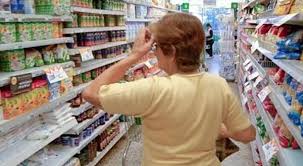 En #argentina por las dudas salen a protestar, por las dudas se escape el dólar, cosa que no sucedió, aumentaron entre el viernes y ayer alimentos de la canasta hasta un 45% y otros rubros lo que se les ocurrió. Nuevo presidente pero con los especuladores de siempre <a href="/JMilei/">Javier Milei</a>