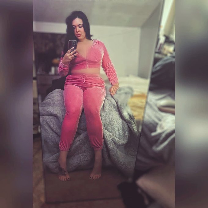 This outfit reminds me of bubblegum https://t.co/tmazUZTQr5