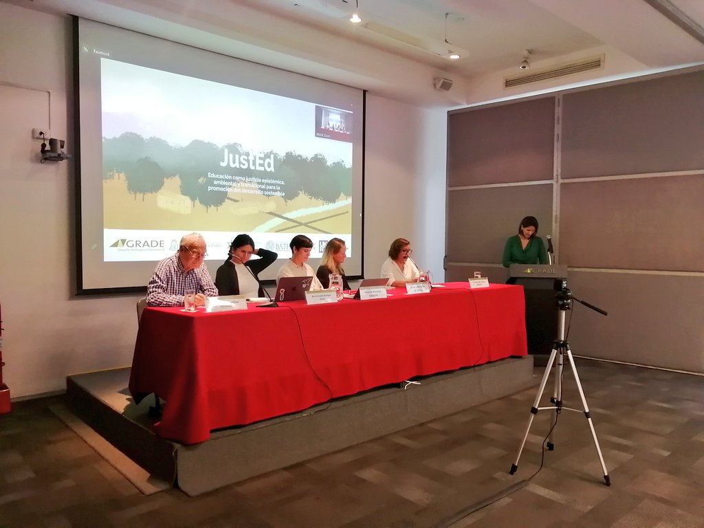 GRADEPeru's tweet photo. #JustEd @LilMirand: "La investigación reclama un pensamiento crítico en el aula. Una pregunta inmediata que nos asalta es cómo en estos momentos podemos aspirar a tener una política crítica y reflexiva, y con mediadores cada vez más heterogéneos". https://t.co/BLRVURuUly https://t.co/eD4IB49y2R