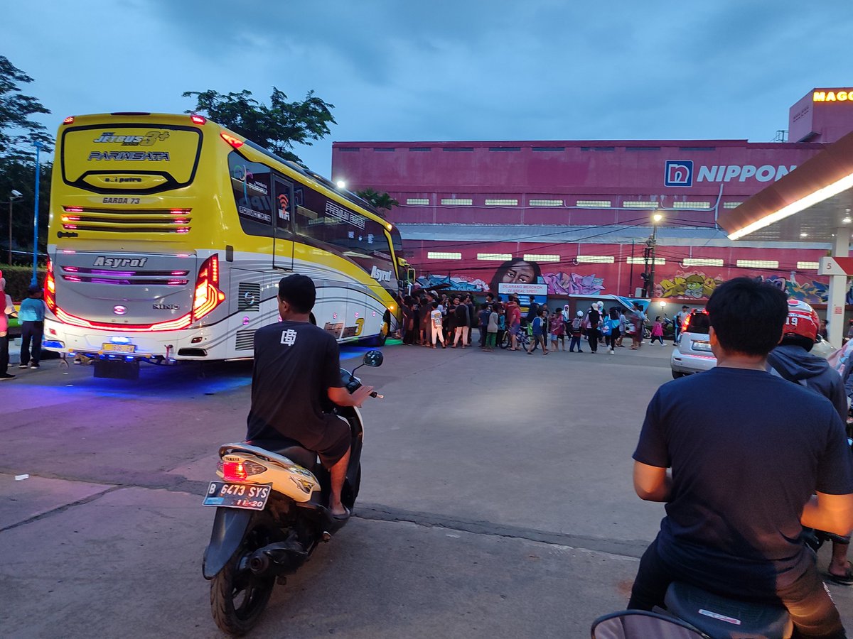 GoToJATIASIH's tweet image. #Busmania #Telolet di Pom Bensin Wibawa Mukti #Jatiasih Kota Bekasi @infoJATIASIH @INurfajri