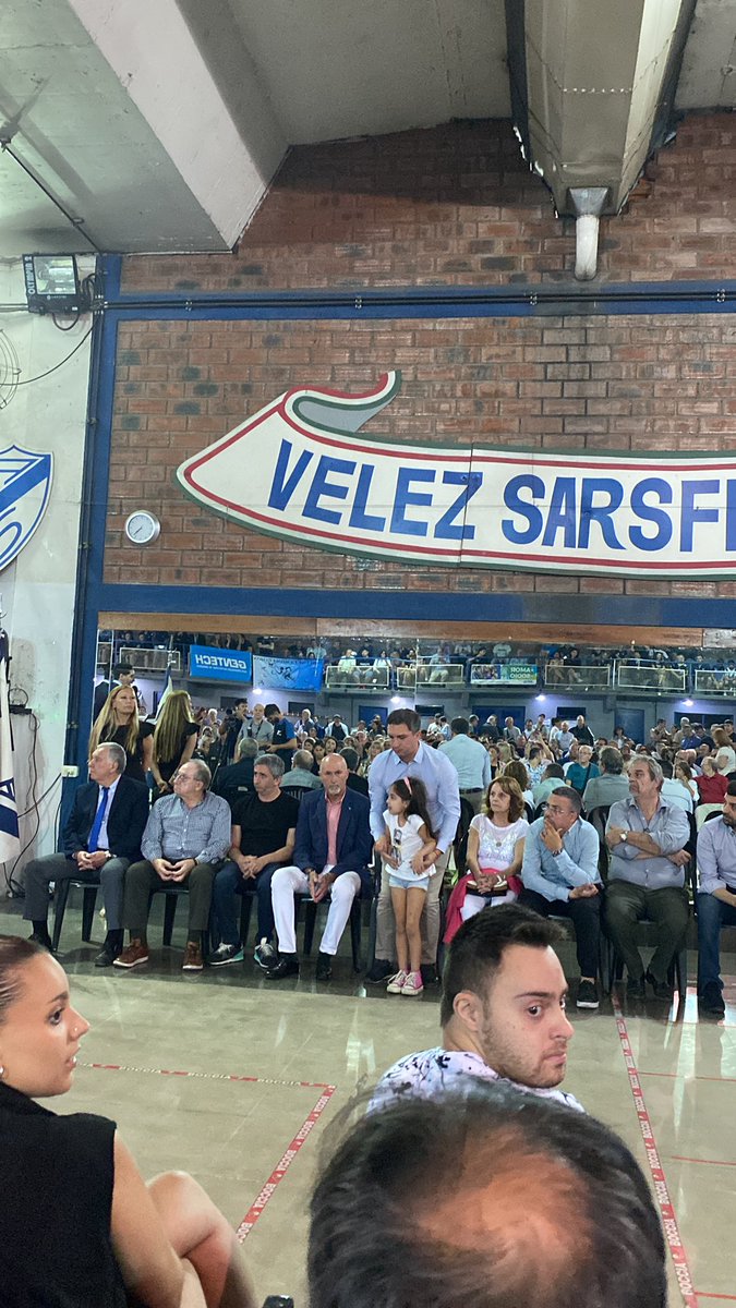 Asumieron 29, se despidieron 10. El daño que le hicieron a #Velez es inconmensurable: lo dejaron al borde de la B y en crisis económica. Me gustaría saber dónde está Sergio Rapisarda, Balestrini y Chalabe, por ejemplo... Tarde o temprano le van a dar explicaciones al socio