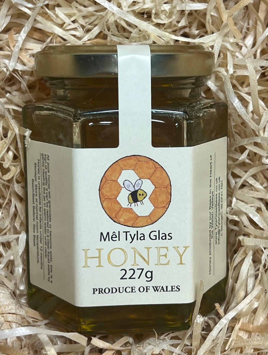 TylaGlasBees's tweet photo. With Christmas fast approaching, don’t forget that we sell lovely honey gift boxes that contain 2 jars of our beautiful honey (autumn and chunk), a handmade candle made with beeswax from our bees and a wooden honey drizzler.

https://t.co/DsLwdar0kM https://t.co/tCenUkycZz