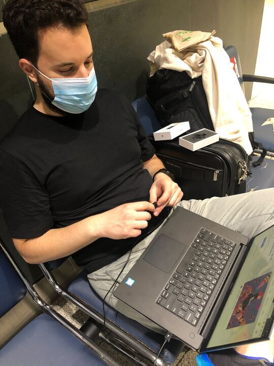 mark_tttt's tweet photo. It is with great pride that I can say we have officially sold out the @LFGoons Genesis Card Packs, over 70,000 packs minted!

Many thanks to our awesome community, who have brought back the vibes of Aug 2021, when the Goons minted out!

Image from airport during the Goons mint😆 https://t.co/TFw5WuPClk