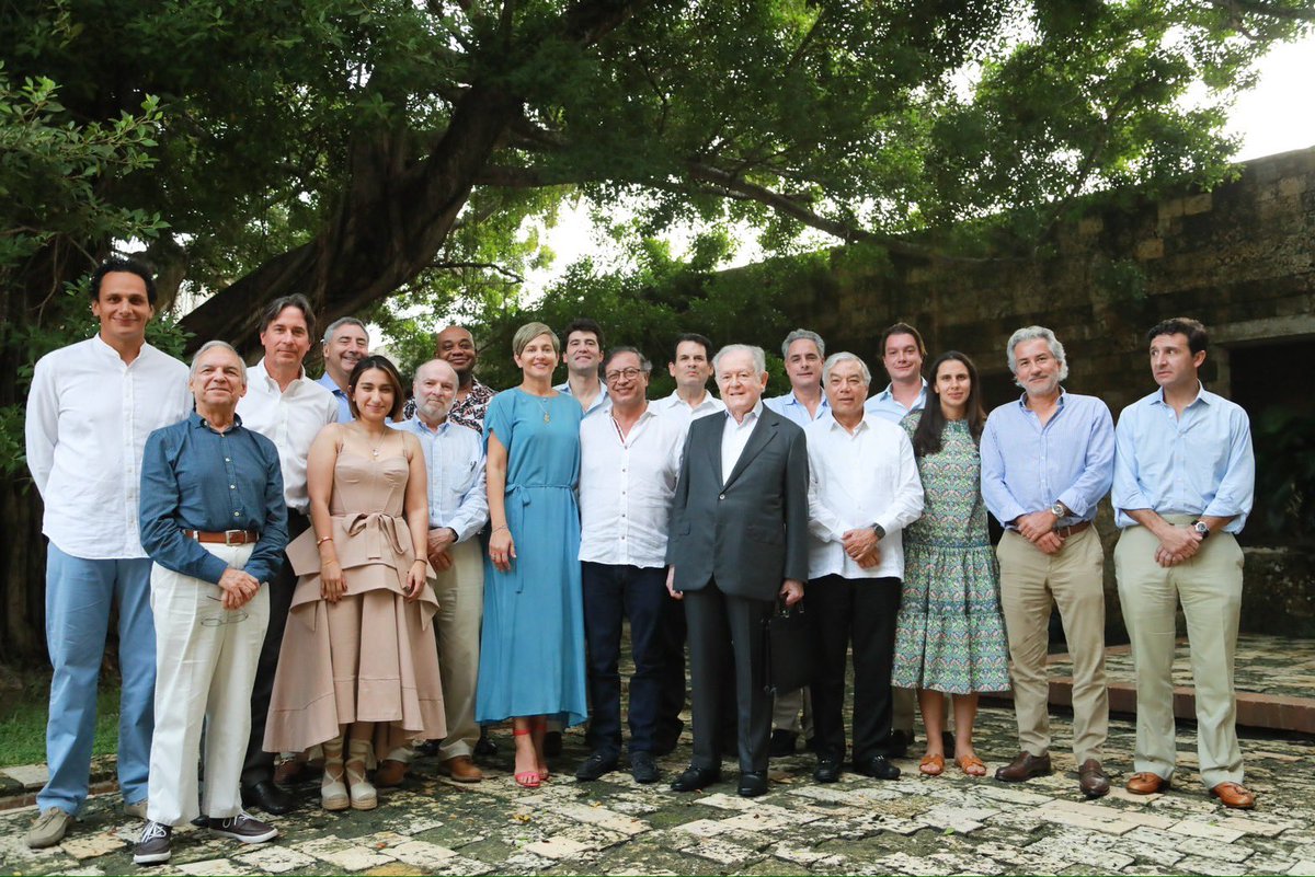 IBetancourtCol's tweet photo. Uy! Petrificados! Qué guayabo será despertarse en dos años después de haberse tomado esa foto. De ahí no se mueven porque son todos bien educados. Mientras despiertan, Petro acaba con Colombia. Chávez hizo lo mismo en 2004. https://t.co/VppdAuHal3