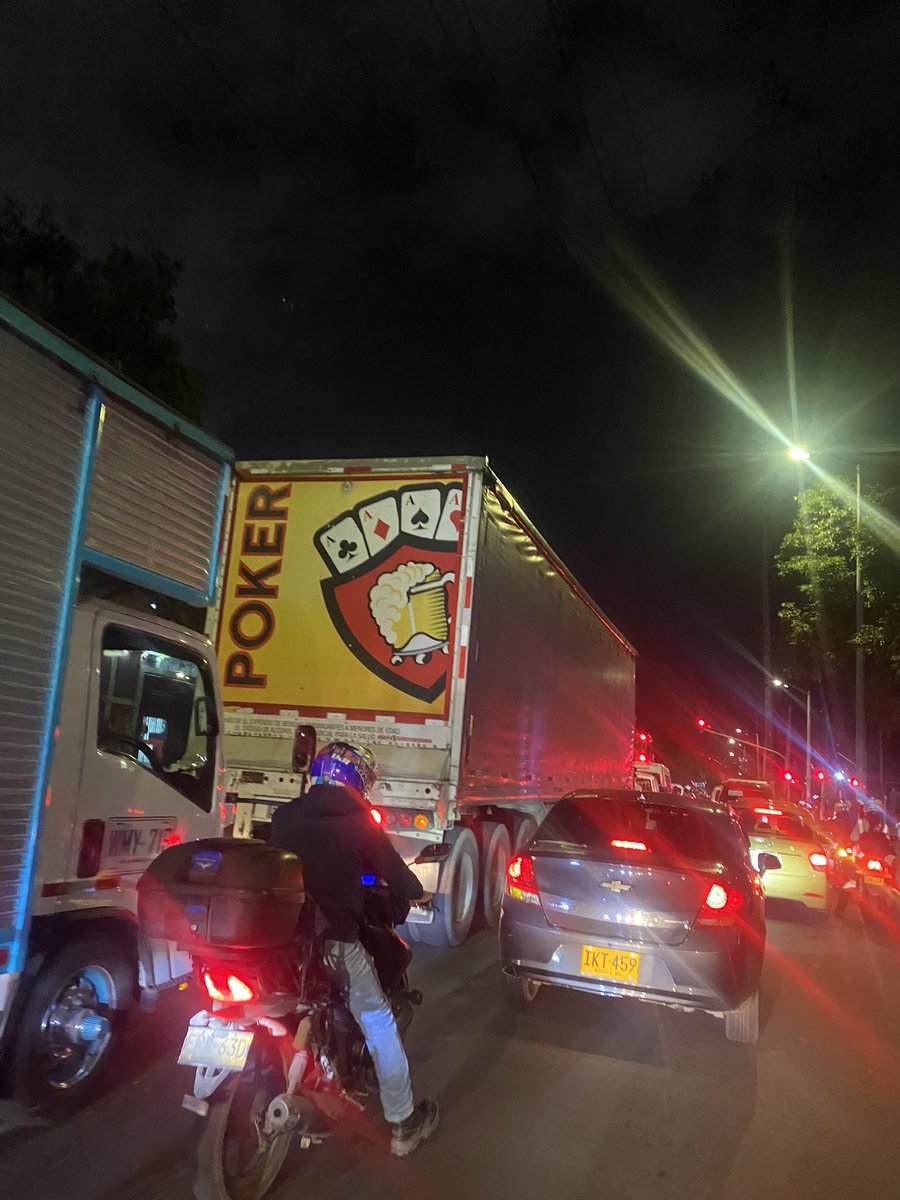 julrcorb's tweet image. El problema de l movilidad no se va a resolver hasta que tractomulas de este tamaño dejen de circular por vías intermedias o locales en horas pico. Que hace ese carro a esta hora por una vía local ? @CarlosFGalan