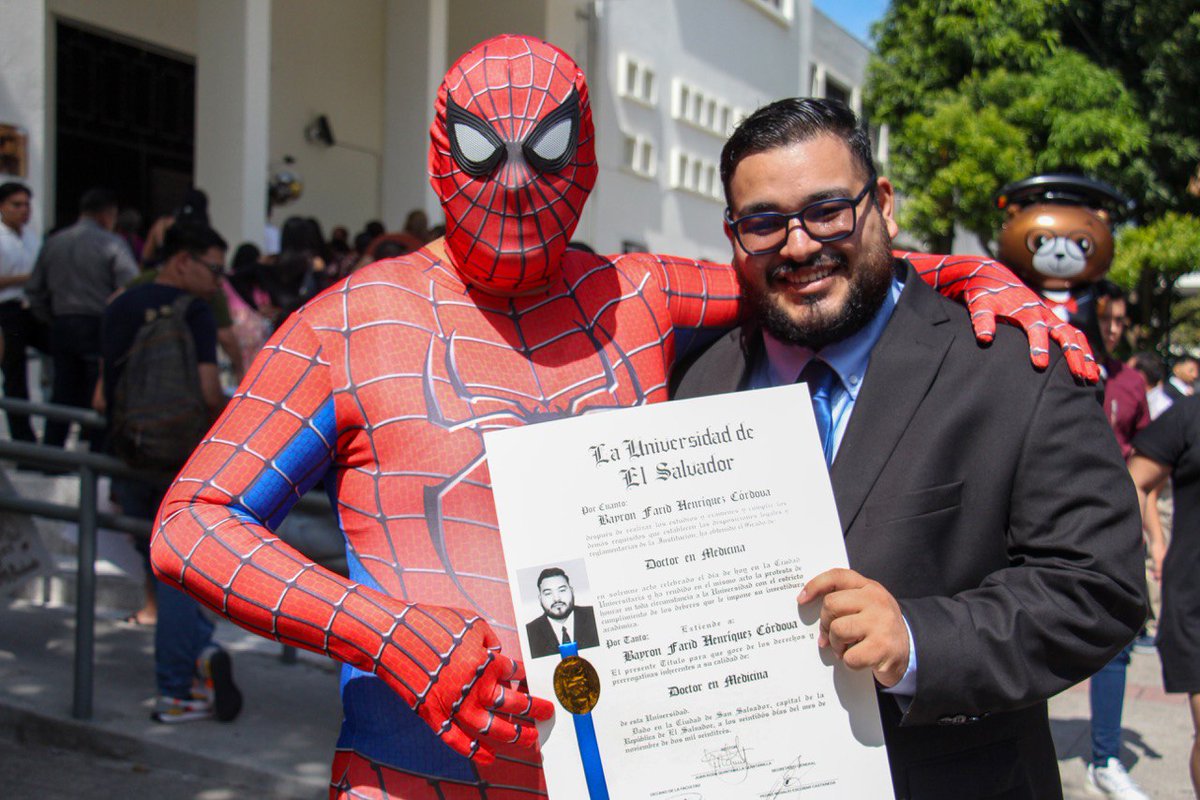 #GraduacionesUES 🎓 | "Mi hijo es fan de Spiderman desde niño. Le hice la promesa que cuando se graduara de la UES, me iba a vestir como Spiderman. Aquí estoy cumpliendo mi promesa", relató el papá del Dr.  Bayron Farid Henríquez Córdoba.