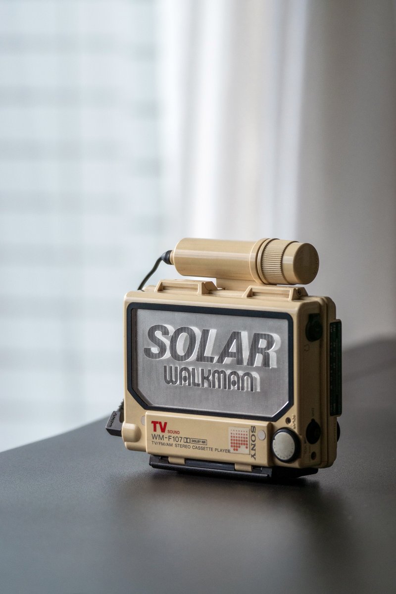 ArcitaKrica's tweet image. Solar Walkman WM-F107_1986
ソーラー・ウォークマン、スペーシーなデザインに魅かれて購入。
ソーラー充電、でもカセット駆動には容量不足気味でほとんどアルカリ電池使っていた。
それでも気に入っていて海水浴に持っていったりしたな。白いプラボディはどうしても黄ばんでしまう。
#sonydesign