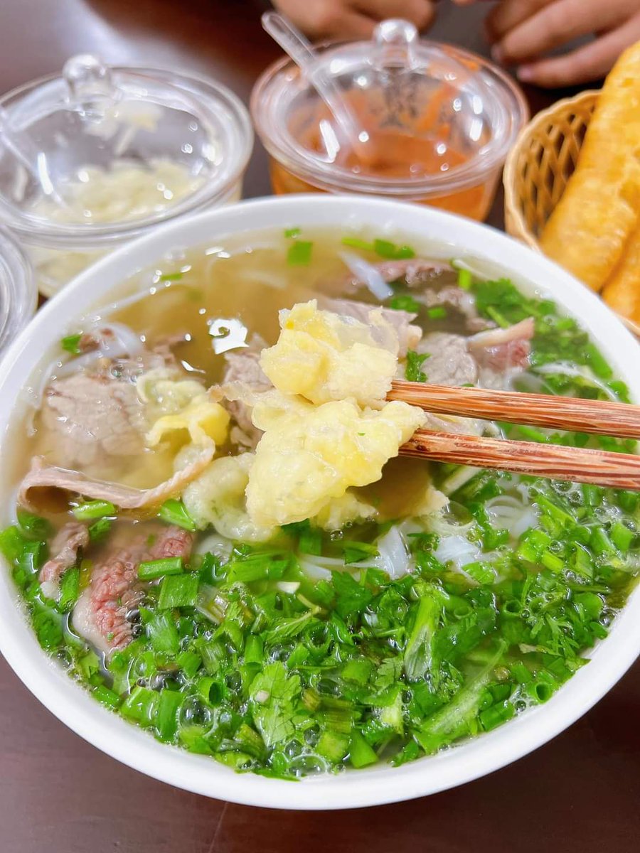 GiangAToong's tweet photo. Phở bò Triệu Gia
No. 203 Trương Định, Hai Bà Trưng district, Hà Nội city.

Khu vực Trương Định, cụ thể là loanh khoanh khu vực chùa Tương Mai có vô số quán ăn bình dân nổi tiếng, phở cũng nằm trong số đó.
Phở Triệu Gia mới khai trương thời gian gần đây nhưng nhanh chóng thu hút cơ số khách khu vực này. Hôm nay được dịp đi qua, gọi một bát Gầu giòn inh tai và nạm tươi roi rói để lên review cho mọi người.
- Nước dùng: nóng và đặc biệt nó rất ngọt. Vị ngọt khiến tôi ngỡ ngàng. Lúc sau hình như có cậu quản lý hỏi thăm tôi ăn uống có ưng cái bụng không thì tôi có hỏi và bạn ấy bảo nhà hàng ninh xương qua đêm và dùng nhiều xương nên nước sẽ ngọt. Tôi cũng công nhận là nó rất ngọt, kiểu vị ngọt từ xương.
- phần thịt gầu: gầu vàng và giòn tan.
(Mọi người có thể nhìn qua ảnh)
- phần thịt nạm: tươi và mềm.
Menu Nhiều món lắm em thì có cả tủy, nạm tươi, bắp, gàu giòn… Sau em sẽ tới thử một món khá
- Quẩy tạm được.
- Gia Vị: chanh, ớt, giấm được đặt trong hộp sạch sẽ chắc do quán mới mở, hy vọng quán có thể giữ vững phong độ này.
- Không gian quán: Quán mới mở nên khá sạch sẽ thơm tho nhìn chung cũng rộng rãi thoáng mát và đặc biệt đỗ xe rất thoải mái so với con phố Trương Định vốn rất chật hẹp.
- Nhân viên: Quán mới mở mà rất đông nhân viên. Cậu quản lý (hay là chủ quán thì tôi không rõ) nhanh nhẹn và rất thích chia sẻ với khách, tôi thấy cậu ấy bảo gia đình có lò mổ bò ở Mai Động nên nguồn nguyên liệu thịt bò đều là thịt mới mổ trong ngày và menu vì thế cũng vô cùng đa dạng./.