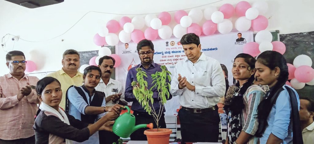 DCRaichur's tweet photo. "Anaemia Mukt Poushtika Karnataka" Programme inaugurated by Deputy Commissioner along with CEO-ZP at Govt Girls Junior College Raichur.

In Phase-1 all Govt &amp; Govt-Aided Colleges across the District will be screened and treated for Anaemia. https://t.co/E3AGym84nM