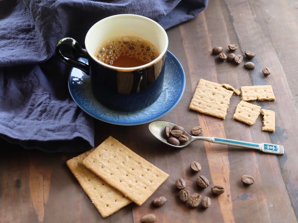 Khoadk_arb's tweet photo. Nhà mình mới xong 1 lứa cafe Arabica cầu đất mới. Đảm bảo chất lượng 100% anh em tin tưởng ủng hộ nha.
Nói một chút về cafe Arabica Cầu Đất nha:
Cà phê Arabica Cầu Đất trứ danh bởi vùng nguyên liệu Cầu Đất – Đà Lạt, nơi có độ cao 1.500m, được thiên nhiên ưu đãi để trồng những giống cà phê chất lượng. Địa hình càng cao, khí hâu càng lạnh, càng cho ra những hạt cà phê tuyệt hảo.
Hạt Arabica Cầu Đất có hương thơm độc đáo của hoa trái, quyện với đường nâu và mùi thảo mộc, dù rang đậm thì nước pha ra vẫn có màu nâu trong trẻo của hổ phách. Khi rang ở nhiệt độ 219-220 độ hạt Arabica Cầu Đất cho vị đắng sâu hậu ngọt kéo dài, mùi đường nâu rõ hơn, phù hợp khi uống với một chút đường hoặc sữa đặc.
Cà phê Arabica Cầu Đất được hái lựa thủ công để đạt tỉ lệ chín cao (90%), giúp mẻ cà phê êm mượt không bị sống chát sau khi rang. Cà phê được chế biến kỹ thuật ướt với hệ thống và dàn phơi nhà kính giúp quá trình sơ chế đạt được tiêu chuẩn chất lượng cao. Mẻ cà phê sau khi sơ chế được tuyển chọn những hạt chất lượng và đồng đều, loại bỏ những hạt hư hạt vỡ để cho mẻ cà phê mang hương vị êm mượt nhất.
Cà phê rang mộc sẽ có mùi hương nhẹ dịu đa dạng, không nồng nàn như cà phê trộn, nhưng tốt cho sức khỏe nếu uống mỗi ngày.
Một ngày bận rộn nhưng lại muốn có một ly cà phê Cold Brew hoặc Pour 📷
Cà phê hoà tan sấy thăng hoa sẽ giúp bạn giải quyết ngay 📷📷
Chuyên cung cấp cà phê bột, hạt :
📷Cà phê rang xay bột, hạt :
+ Robusta : 250k/kg
+ Arabica & Robusta 304 : 240k/kg
+ Arabica & Robusta 306 : 280k/kg
+ Arabica S16 : 320k/kg
+ Arabica S18 : 380k/kg
+ Arabica Culi : 420k/kg
+ Moka Cầu Đất : 1.200k/kg
SDT 0352253377