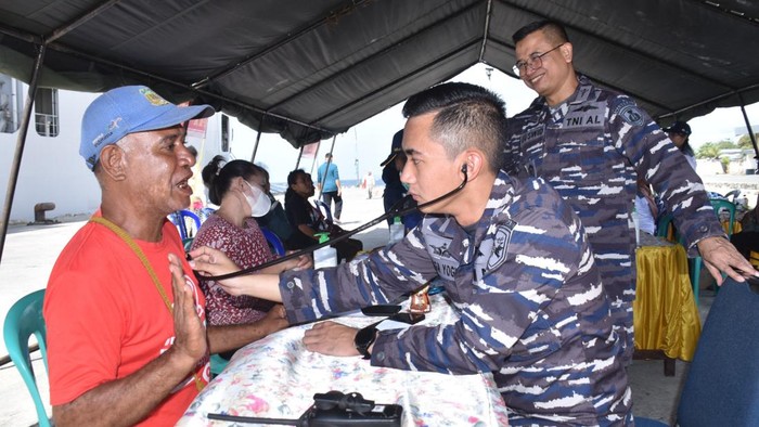 detikHealth's tweet photo. #Foto Warga Biak Numfor Papua berbondong-bondong datang ke Kapal Bantu RS AL di Pelabuhan Biak. Mereka antusias untuk mendapatkan layanan kesehatan gratis. 🚑⬇️
>> https://t.co/2eno0xsF3M
#Papua #RSAL #PelabuhanBiak #detikhealth https://t.co/TgAIYqNJVN