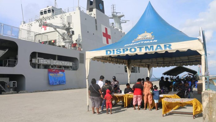 detikHealth's tweet photo. #Foto Warga Biak Numfor Papua berbondong-bondong datang ke Kapal Bantu RS AL di Pelabuhan Biak. Mereka antusias untuk mendapatkan layanan kesehatan gratis. 🚑⬇️
>> https://t.co/2eno0xsF3M
#Papua #RSAL #PelabuhanBiak #detikhealth https://t.co/TgAIYqNJVN