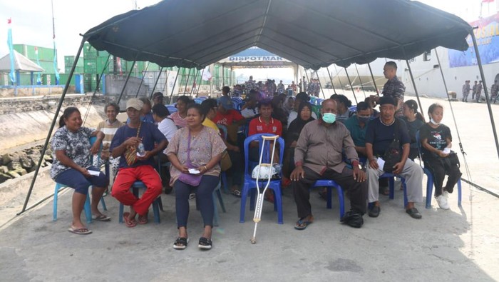 detikHealth's tweet photo. #Foto Warga Biak Numfor Papua berbondong-bondong datang ke Kapal Bantu RS AL di Pelabuhan Biak. Mereka antusias untuk mendapatkan layanan kesehatan gratis. 🚑⬇️
>> https://t.co/2eno0xsF3M
#Papua #RSAL #PelabuhanBiak #detikhealth https://t.co/TgAIYqNJVN