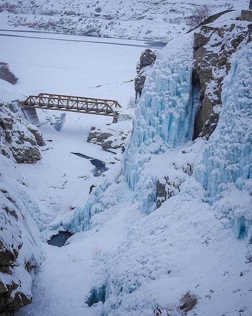 PlanmanIn's tweet photo. Chasing serenity amidst rugged beauty at Lingti Waterfall in Spiti Valley. Nature's masterpiece in motion.✨ #LingtiWaterfall #SpitiValley #NatureSplendor
#DivineBhandaraBySantRampalJi
#AskSRK https://t.co/FLyBF9sidL