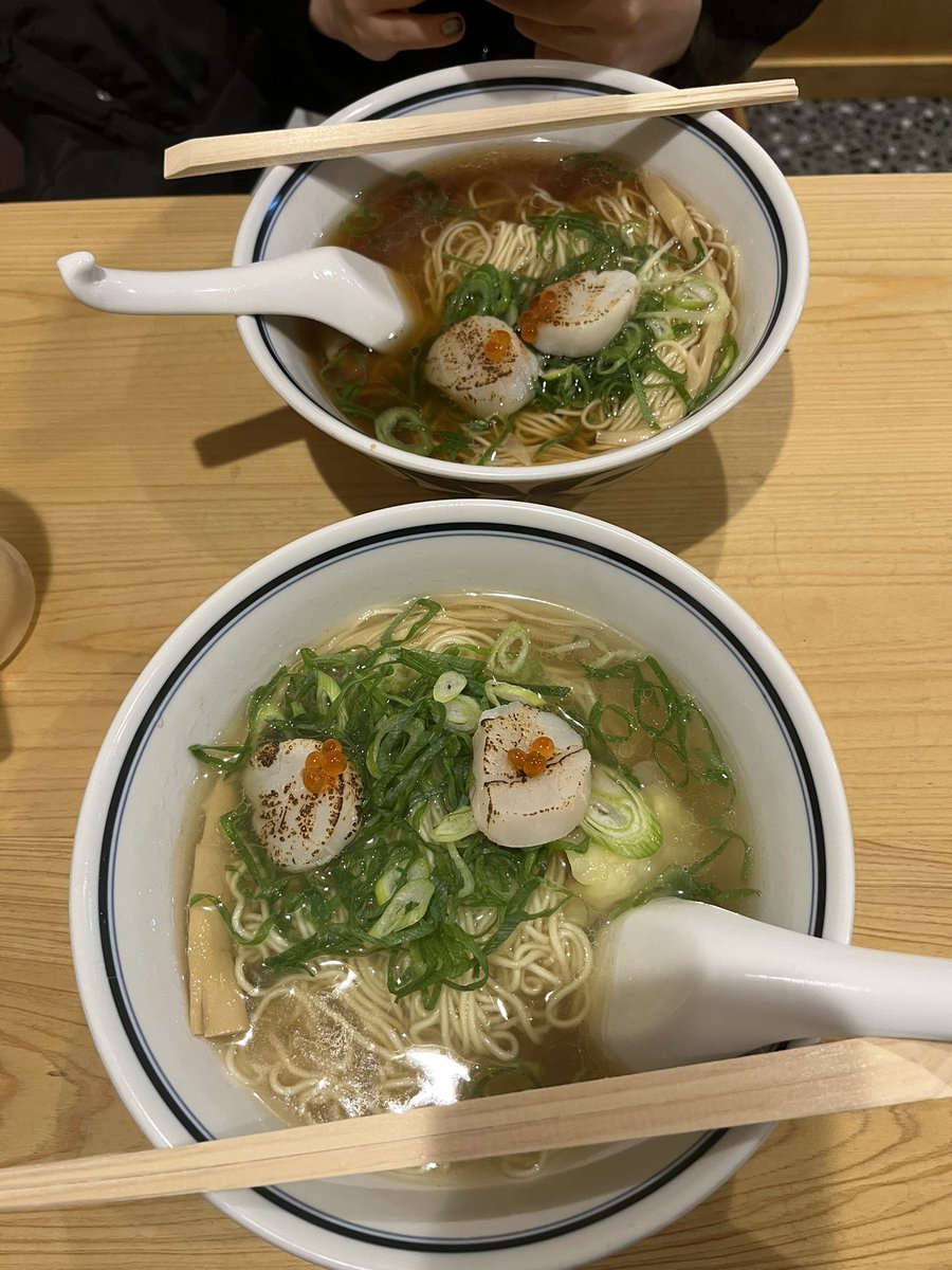 imuy_nelson's tweet photo. 仕事帰りに娘と怖いポスターのホタテのラーメンをいただきました。
また頑張ろっと思える一杯。
驚いたのはお茶。 #うぶすな茶 というのか⁉️夢中で飲んだ。入口檜の様な香りで出口レモングラスのミラクルワールド。なんだなんだ❓#利尻昆布ラーメンくろおび https://t.co/zP0KsVo7as
