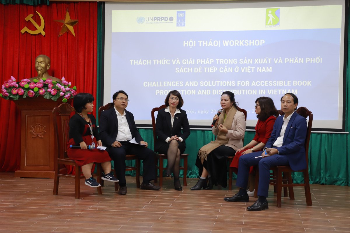 Insufficient supply & lack of resources for production are challenges to have #AccessibleBooks for people with print disabilities. 🇻🇳 Blind Assoc. got together with UNDP, publishers, tech companies & organizations to further discuss & propose solutions📖 #UNPRPD #MarrakeshTreaty
