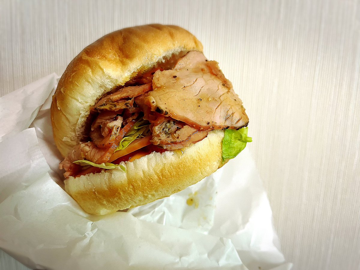 kanonryui's tweet photo. ローストポークバーガー🍔
初めて食べた!
ココアのマーブルシフォンケーキも買ってみた✨
どちらもとっても美味しかった(*^^*)
息子はチキンオーバーライス一択。
たまに違うのも食べてみようよ(笑)
#cloud19 https://t.co/f1setVlhAL